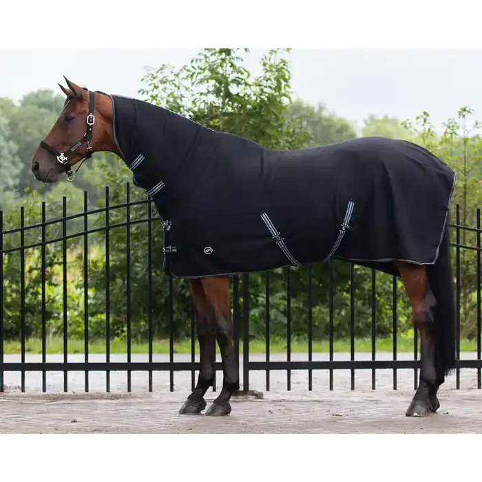 Fleece blanket with neck cover and straps Q-essentials Basic