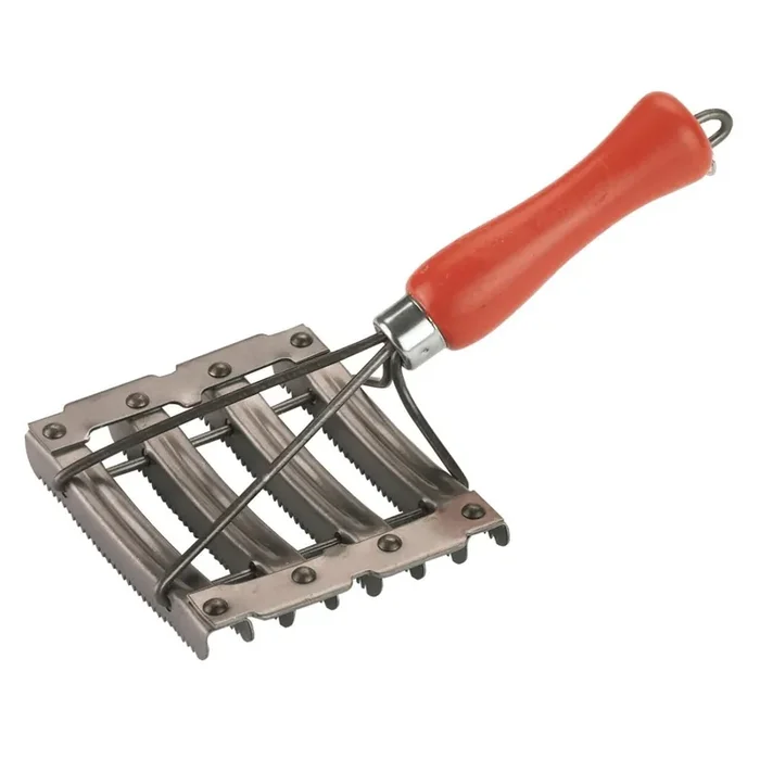Metal/wooden currycomb with 8 rows of teeth Kerbl [Size 11×12,5 cm]