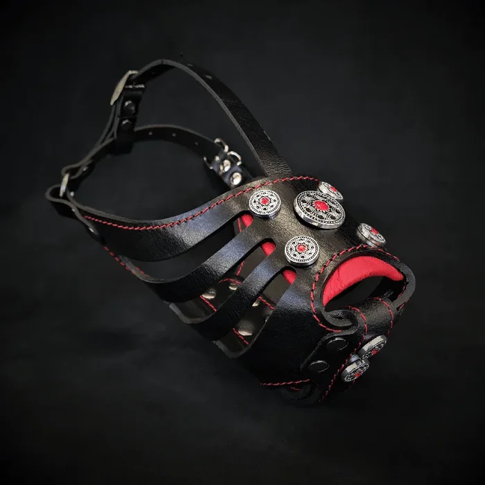 The ”Bijou” Basket Muzzle Black & Red